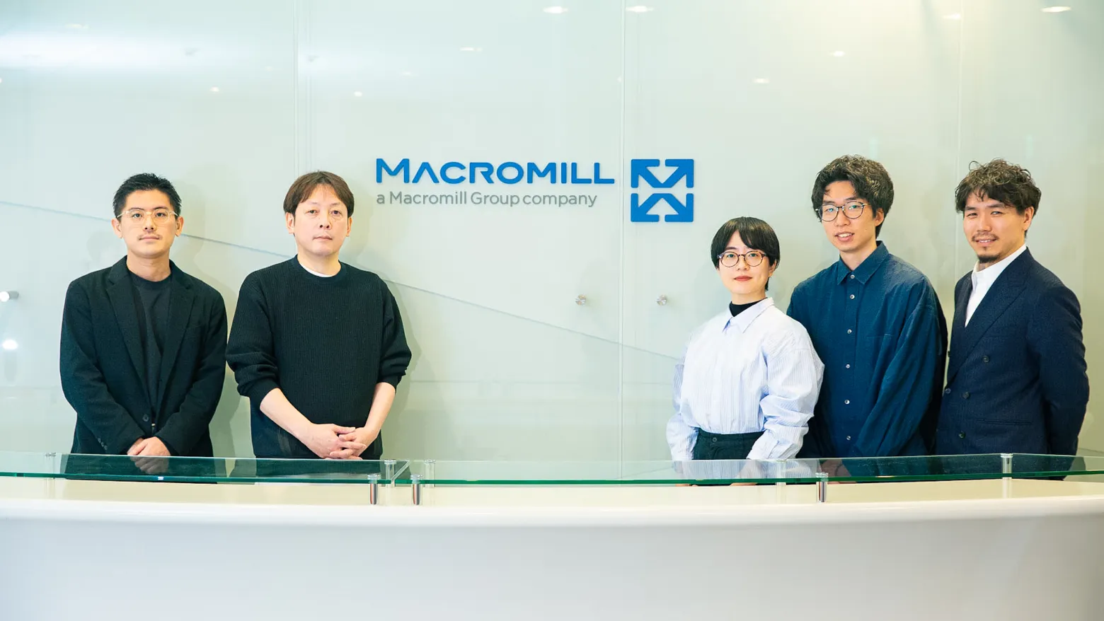 左から、アイスリーデザインの佐々木、マクロミルのUX&プロダクトデザインユニット ユニット長の森本さん、アイスリーデザインの岩本、原田、今野